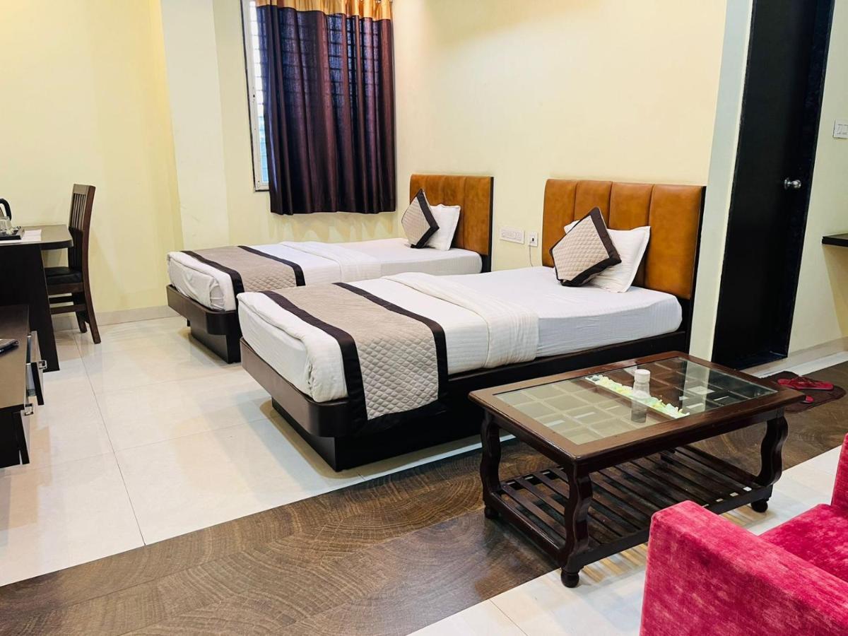 Jmc Hotel Lavish Akolia Extérieur photo